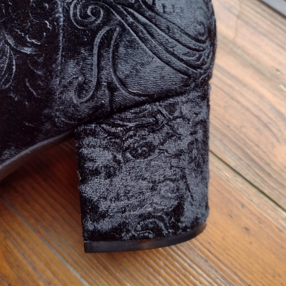 Beautiful! Velvet w/Embroidered Paisley Pattern Ankle Boot Size 8 Med NWOT - Picture 9 of 14